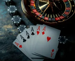 Baccarat en ligne avec cartes As, jetons de casino et roue