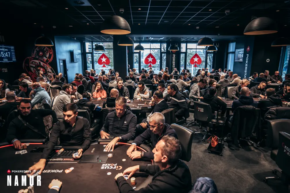 Salle de tournoi remplie de joueurs au Circus Casino Resort Namur lors d’un événement de poker