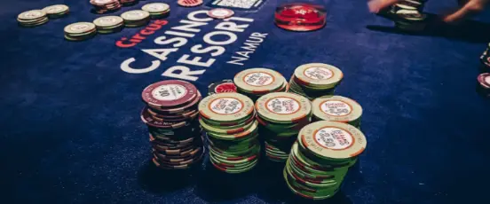 Table de jeu du Circus Casino Resort Namur avec piles de jetons de poker