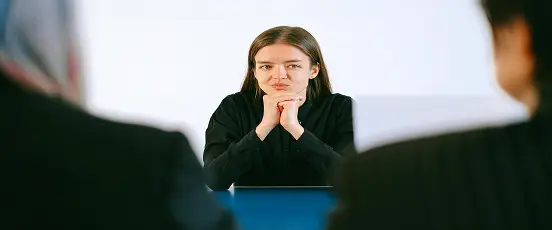 Une responsable RH en entretien de travail illustre la gestion des absences en entreprise digitalisée