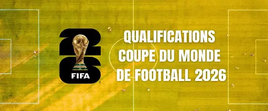 Image aérienne d’un terrain de football avec le logo FIFA et le texte sur les Qualifications de la Coupe du Monde 2026