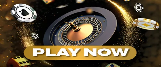 Roulette dorée Golden Palace Casino entourée de jetons de casino avec bouton "Play Now" au centre de l’image