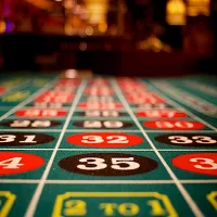 Tapis de roulette en ligne avec les numéros rouges, noirs et les zones de mise bien visibles
