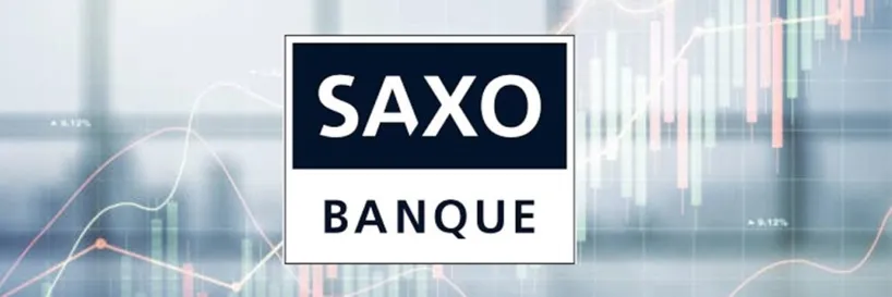 Logo Saxo Banque sur fond graphique financier illustrant la plateforme Saxo et ses solutions d’investissement en Belgique
